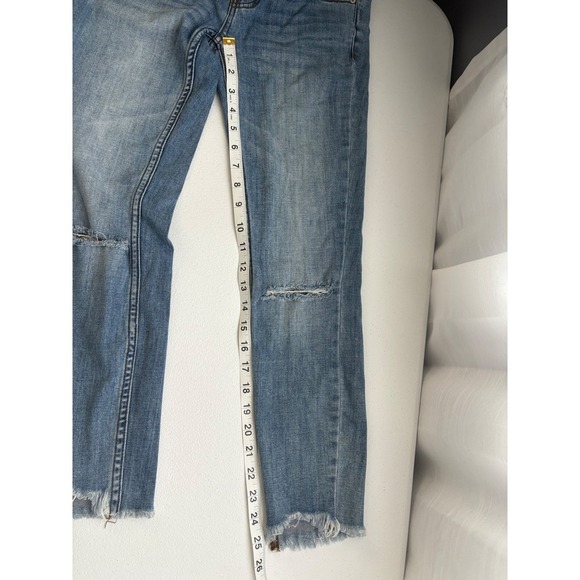 Free People Distressed Knee Fray Hem Denim Jeans Light Wash Size 25 - Picture 8 of 8